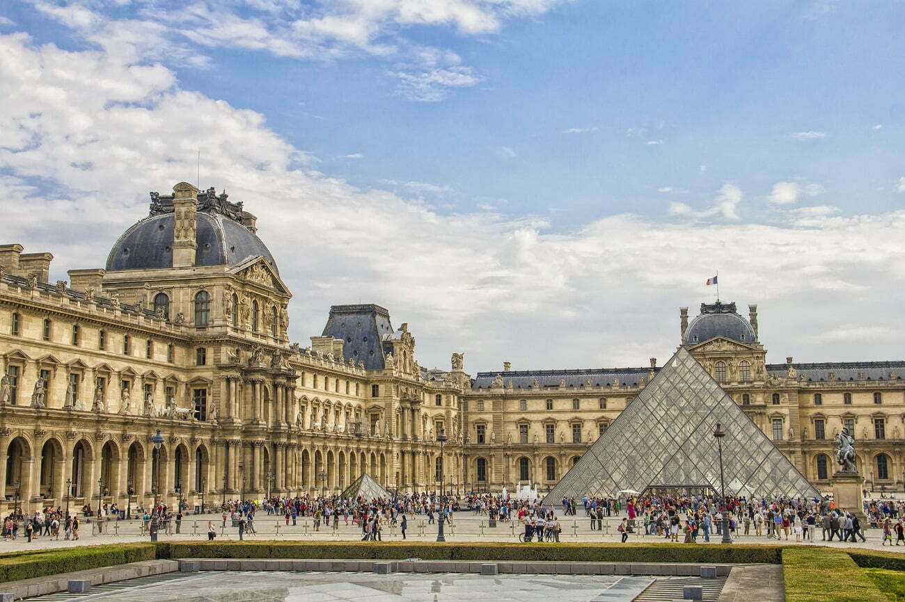 paris,,france, ,september,20:,the,louvre,museum,facade,on