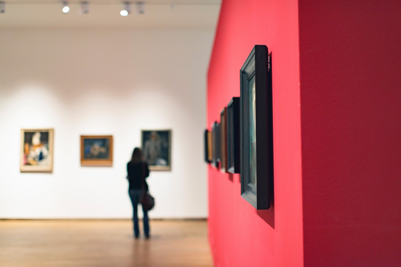 room,in,museum,with,artworks,and,visitor.
